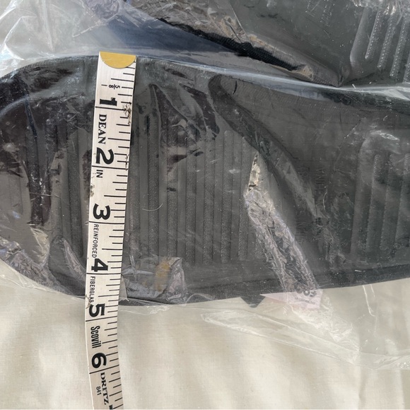 Las Vegas Raiders Foco Big Team Logo Scuff Slippers - Picture 7 of 8